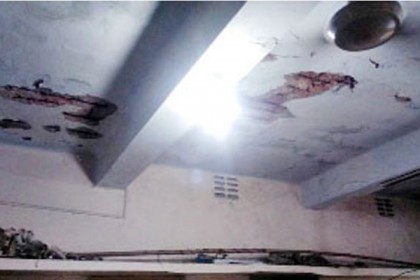 
রায়পুরে ঝুঁকিপূর্ণ ভবনে চলছে ডাকঘরের কার্যক্রম