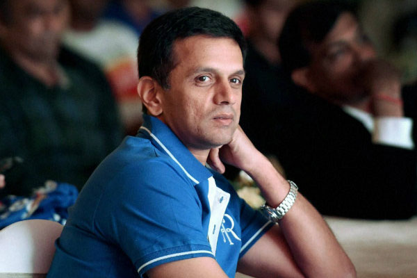 কোহলিদের ব্যাটিং পরামর্শদাতার পদ থেকে সরে দাঁড়ালেন দ্রাবিড়