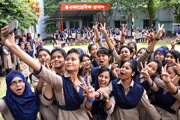পাসের হারে এগিয়ে মেয়েরা, জিপিএ-৫'এ ছেলেরা