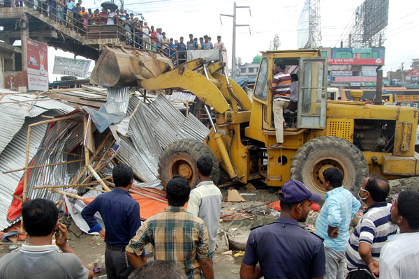 ঢাকা-চট্রগ্রাম মহাসড়কের শিমরাইল মোড়ে সওজের উচ্ছেদ অভিযান 