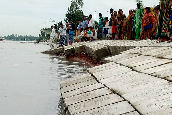 শত কোটি টাকায় নির্মাণাধীন সেই বাঁধে ফের ধস