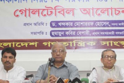 প্রধানমন্ত্রীকে বিশ্বাস করে না বিএনপি : খন্দকার মোশাররফ