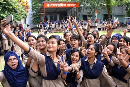 পাসের হারে এগিয়ে মেয়েরা, জিপিএ-৫'এ ছেলেরা