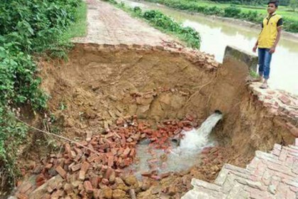 ফেনীতে বন্যার পানির উন্নতি, লন্ডভন্ড গ্রামীণ সড়ক