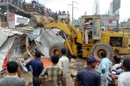 ঢাকা-চট্রগ্রাম মহাসড়কের শিমরাইল মোড়ে সওজের উচ্ছেদ অভিযান 