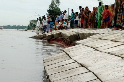 শত কোটি টাকায় নির্মাণাধীন সেই বাঁধে ফের ধস