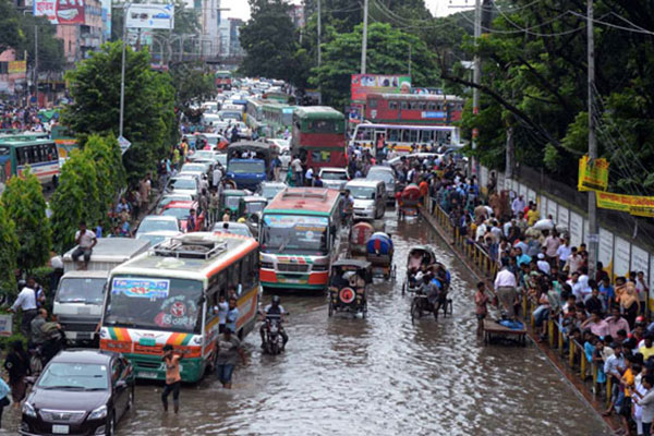 বৃষ্টিতে নগরবাসীর ভোগান্তি