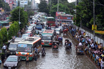 বৃষ্টিতে নগরবাসীর ভোগান্তি