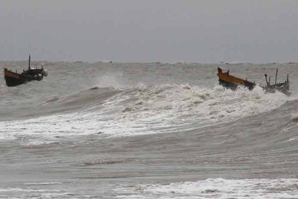 উত্তাল সাগরে দু’সপ্তাহ ধরে ইলিশ ধরা বন্ধ, জেলে পরিবারে হাহাকার