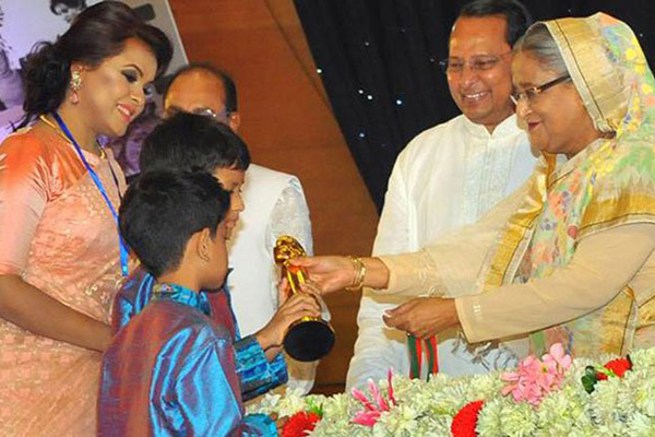 বাবার পুরস্কার দুই ছেলের হাতে