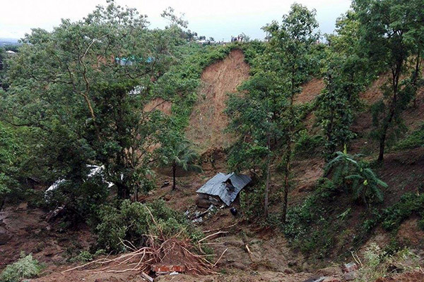 পাহাড় ধসে চকরিয়া-লামা সড়ক যোগযোগ বিচ্ছিন্ন