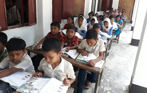 নোয়াখালীতে বারান্দায় শিক্ষার্থীদের পাঠদান