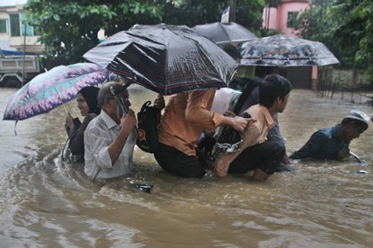 বাড়ছে বৃষ্টি, বাড়ছে দুর্ভোগ