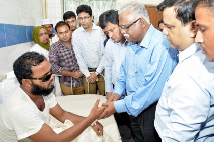 সিদ্দিকুরকে দেখতে হাসপাতালে জাতীয় বিশ্ববিদ্যালয়ের উপাচার্য