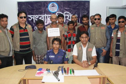 জামালপুরে অস্ত্রসহ ৪ ডাকাত আটক