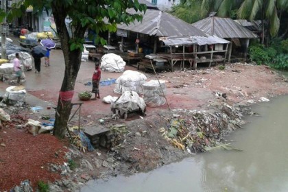 ঝালকাঠিতে ৪ দিনের টানা বৃষ্টিতে জনজীবন বিপর্যস্ত