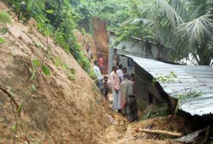 কক্সবাজারে পাহাড়ধসে নিহত ৪