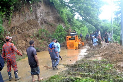 লামায় অর্ধশত স্থানে পাহাড় ধস, যোগাযোগ বিচ্ছিন্ন
