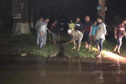 নিজ হাতে ড্রেন পরিষ্কার করলেন রাবি ছাত্রলীগের নেতারা