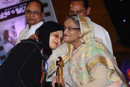 বক্তব্য দিতে গিয়ে কাঁদলেন শাবানা