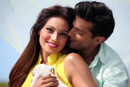 স্বামীর সঙ্গে বিপাশার অন্তরঙ্গ মুহূর্তের ছবি ভাইরাল