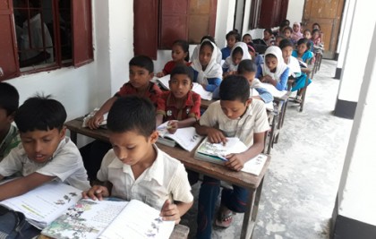 নোয়াখালীতে বারান্দায় শিক্ষার্থীদের পাঠদান