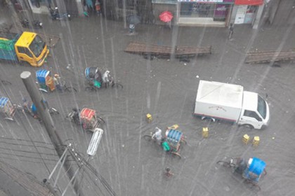 টানা বর্ষণ, চরম ভোগান্তিতে রাজধানীবাসী