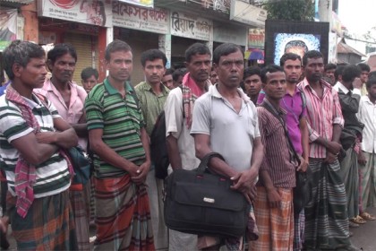 অবিরাম বৃষ্টিতে দিনমজুরদের উপার্জন বন্ধ