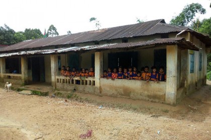 বান্দরবানে ঝুঁকিপূর্ণ স্কুল ভবনে পাঠদান