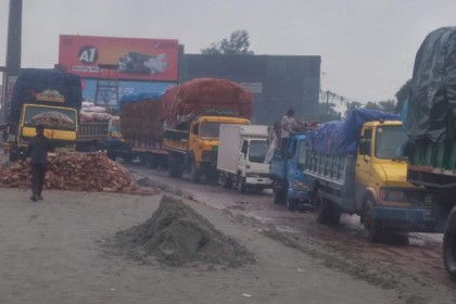 সিরাজগঞ্জে যানজটে নাকাল যাত্রী-চালক 