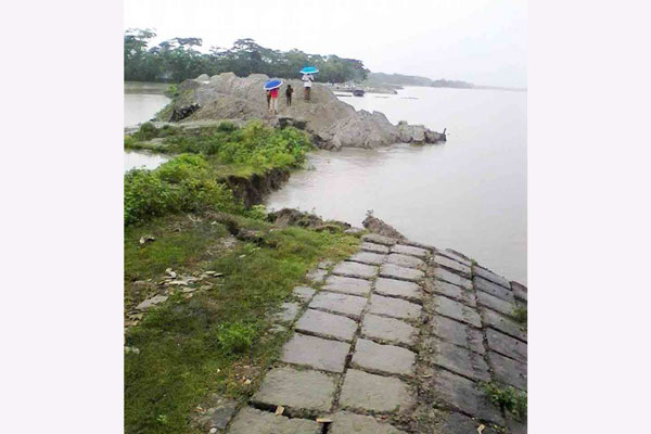 শরণখোলায় ২০ হাজার মানুষ পানিবন্দী,পাউবোর বাধে ধস