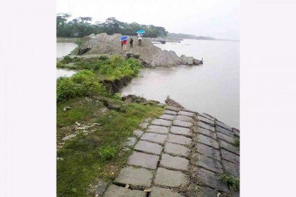 শরণখোলায় ২০ হাজার মানুষ পানিবন্দী,পাউবোর বাধে ধস