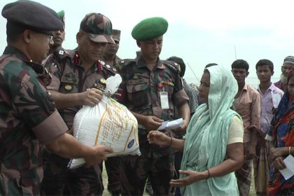 নেত্রকোনায় বন্যায় ক্ষতিগ্রস্তদের মাঝে বিজিবি'র ত্রাণ বিতরণ