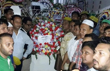 চট্টগ্রামে ইসহাক মিয়ার কবরে লিয়াকত সিকদারের শ্রদ্ধাঞ্জলী