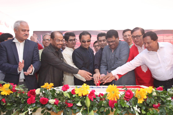 কেক কেটে নিউজ টোয়েন্টিফোর এর বর্ষপূর্তির সূচনা