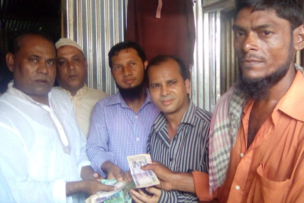 যাত্রীর প্রায় ২ লক্ষ টাকা ফেরত দিলেন রিক্সা চালক!