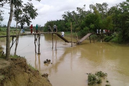 উখিয়ায় ব্রিজের অভাবে দুর্ভোগে ২০ হাজার মানুষ