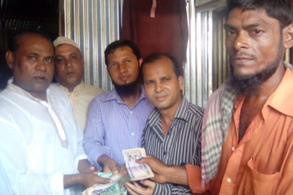 যাত্রীর প্রায় ২ লক্ষ টাকা ফেরত দিলেন রিক্সা চালক!