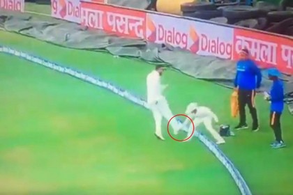 বল ধরতে না পেরে বালককে লাথি দিলেন কোহলি