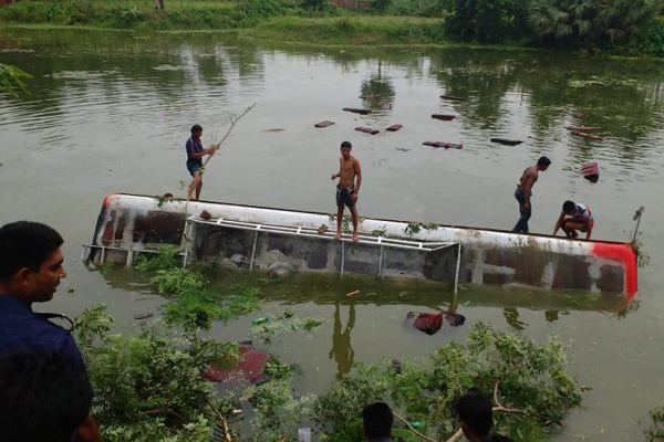 রাজশাহীতে যাত্রীবাহী বাস পুকুরে, নিহত ১
