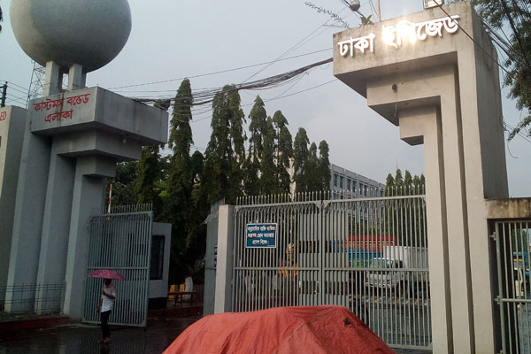 ডিইপিজেড এলাকায় বিপুল পরিমাণ অবৈধ কাপড় উদ্ধার