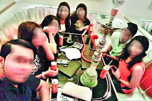 সিসার নেশায় বুঁদ শিক্ষার্থীরা