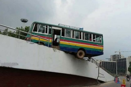 শাহজালালে অল্পের জন্য রক্ষা পেলেন ২৬ হজযাত্রী