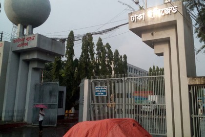 ডিইপিজেড এলাকায় বিপুল পরিমাণ অবৈধ কাপড় উদ্ধার