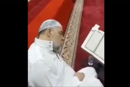 সৌদিতে কুরআন তেলাওয়াতরত অবস্থায় মুয়াজ্জিনের মৃত্যু (ভিডিও)