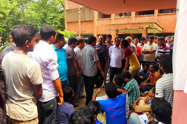 জাবিতে চলছে অবরোধ, প্রশাসনিক কাজে অচলাবস্থা