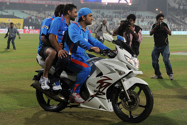 'ধোনি দ্য বাইক ম্যান'