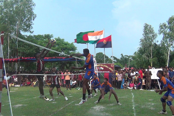 বিজিবি-বিএসএফের মধ্যে প্রীতি ভলিবল ম্যাচ 