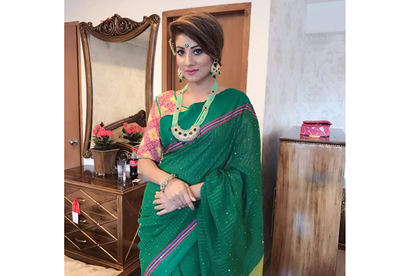 স্বামীকে ভিডিও কলে রেখে আত্মহত্যা মডেল রিসিলার