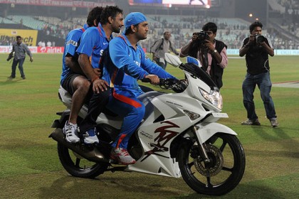 'ধোনি দ্য বাইক ম্যান'